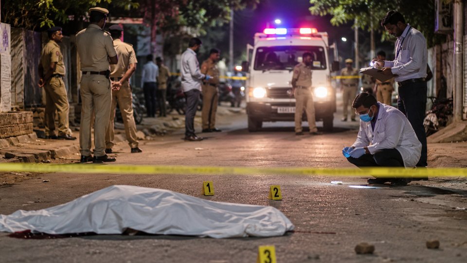 Delhi Crime News: केशवपुरम इलाके में महिला की गोली मारकर हत्या के बाद घटनास्थल पर जांच करती दिल्ली पुलिस और फोरेंसिक टीम।