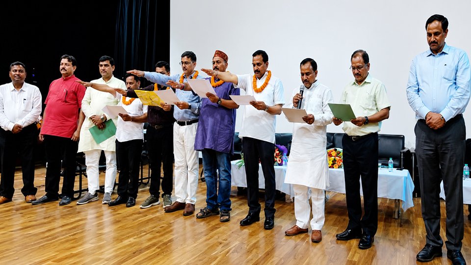 Uttarakhand Teacher Recruitment 2026 से जुड़ी प्रतीकात्मक तस्वीर, जिसमें सरकारी स्कूल, शिक्षक और भर्ती प्रक्रिया को दर्शाया गया है।