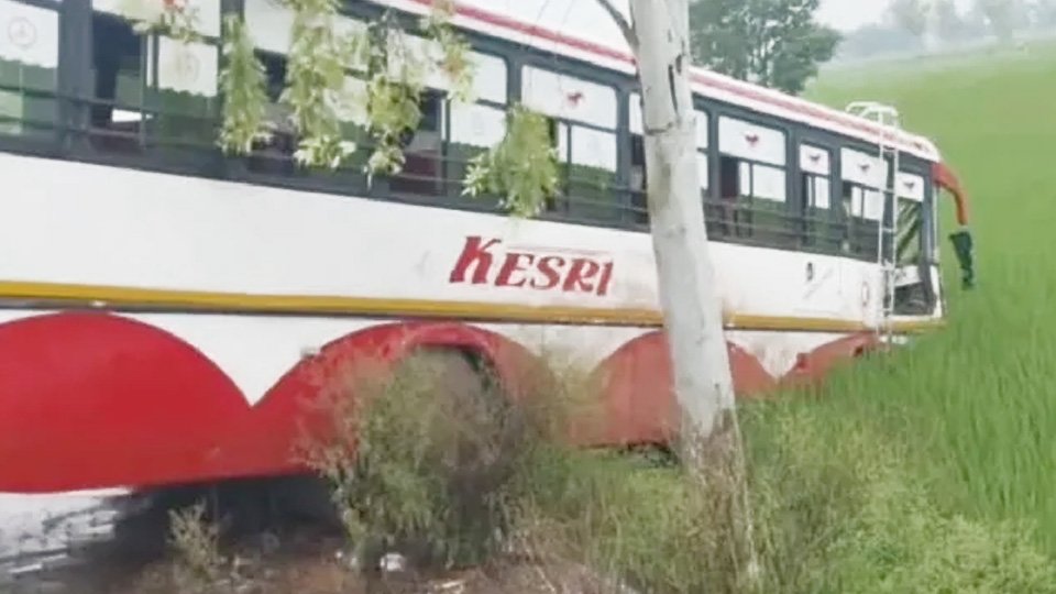 Kurukshetra Bus Road Accident के बाद टिकरी गांव के पास क्षतिग्रस्त बस और ट्रैक्टर-ट्रॉली। हादसे में कई यात्रियों के घायल होने की सूचना है।