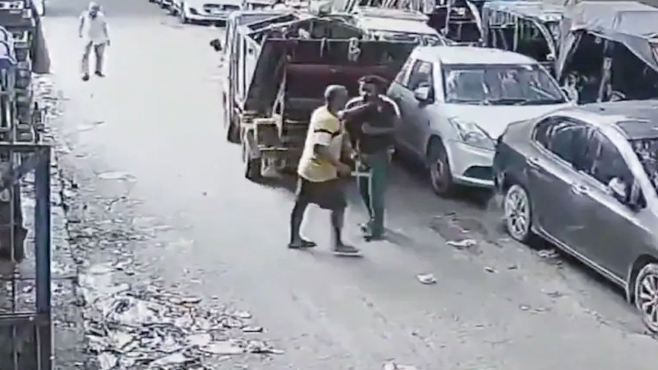 पूर्वी दिल्ली के कल्याणपुरी में MCD सफाई कर्मचारी अनिल की हत्या से जुड़े मामले और सफाई कर्मचारियों के विरोध प्रदर्शन को दर्शाती तस्वीर।