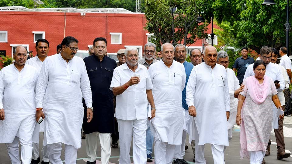 विधानसभा धक्का-मुक्की मामला: हुड्डा के साथ राज्यपाल से मिले कांग्रेस विधायक, जांच की उठाई मांग