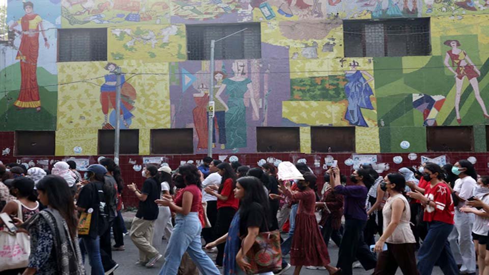 दिल्ली महिला सुरक्षा प्रदर्शन: किशोरी से कथित गैंगरेप के बाद छात्रों ने उठाई सुरक्षा की मांग