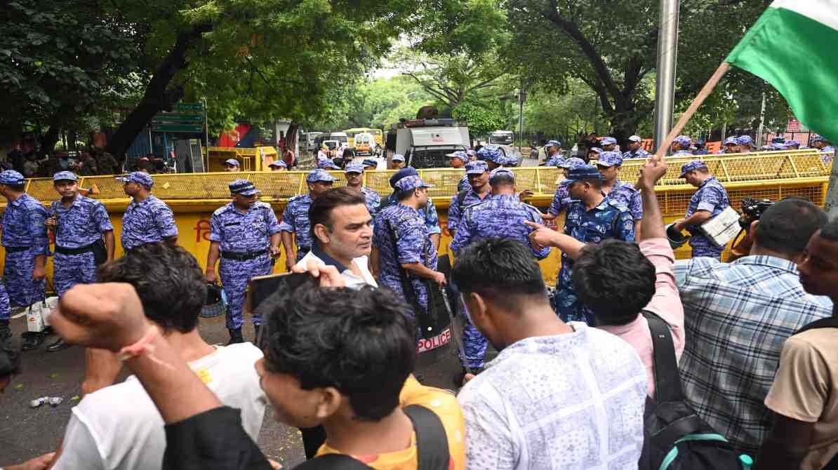 दिल्ली तिरंगा मार्च विवाद में कनॉट प्लेस पर पुलिस कार्रवाई
