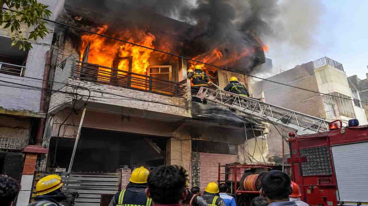 प्रयागराज फाफामऊ मकान में आग लगने की घटना और बचाव अभियान की खबर