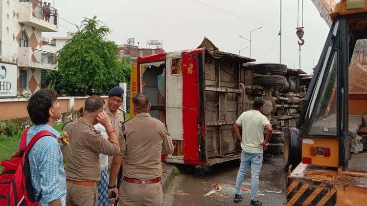 गाजियाबाद में रुड़की रोडवेज बस हादसा: डिवाइडर से टकराकर पलटी बस, करीब 15 घायल