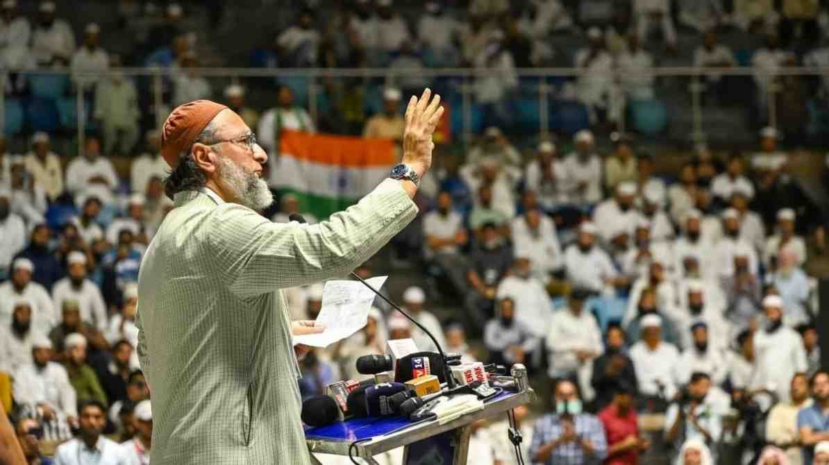 ओवैसी मुस्लिम राजनीतिक हिस्सेदारी पर लखनऊ में बयान देते हुए