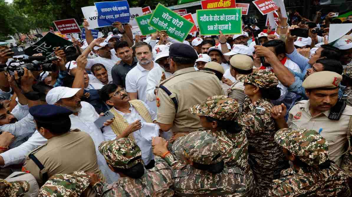 राहुल गांधी-प्रियंका FIR विवाद और दिल्ली में कांग्रेस का विरोध प्रदर्शन।
